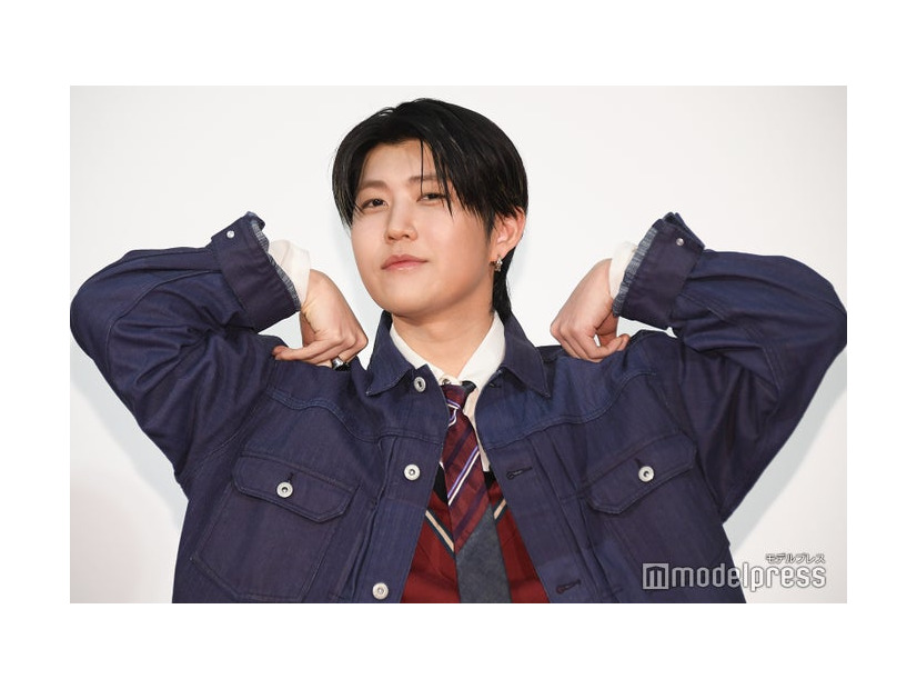 サンシャイン池崎の真似をする若井滉斗（C）モデルプレス