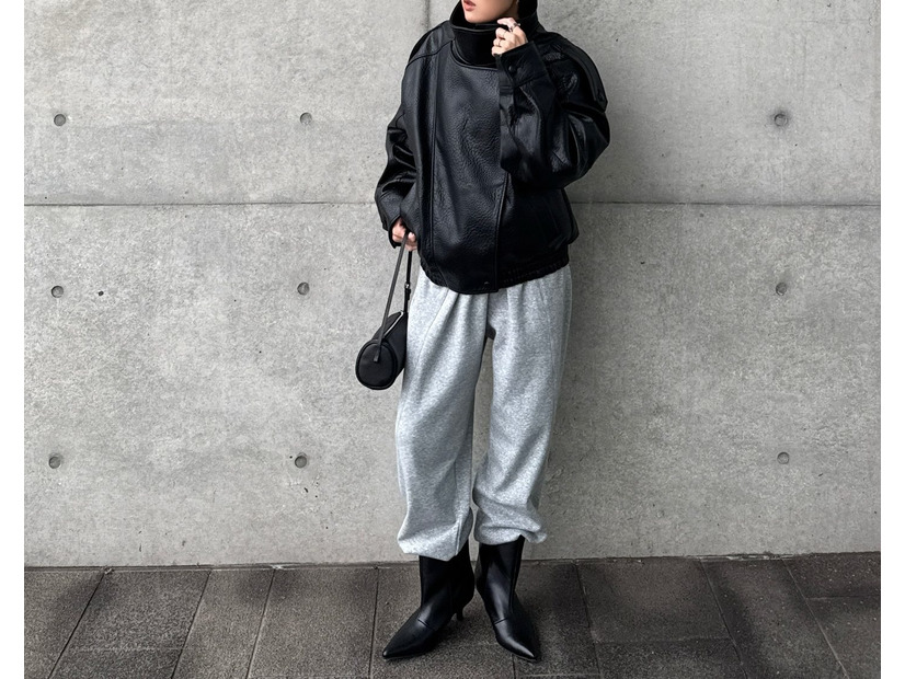 ZARAのレザージャケットでハンサムに。モノトーンで魅せる最旬スポーティスタイル【40代の毎日コーデ】