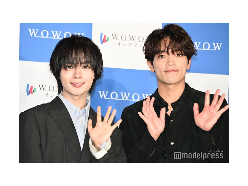 原嘉孝が現場で一点を見つめていると思いきや不意に笑顔を見せると「赤ちゃんが初めて笑った時みたい」と表現した大西流星（C）モデルプレス