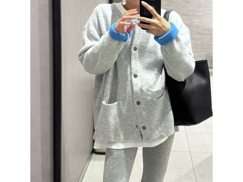 配色カーデがあれば……！ゆるっとシルエットでこなれ感を演出する、ライトグレーのカーディガンセットアップ【40代の毎日コーデ】