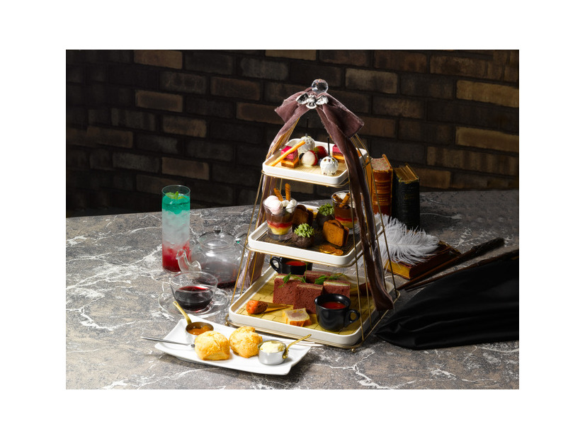 ダイアゴン横丁の買い物リストアフタヌーンティー：¥7,500円（税込）／「ホグワーツからの招待状」限定メニュー