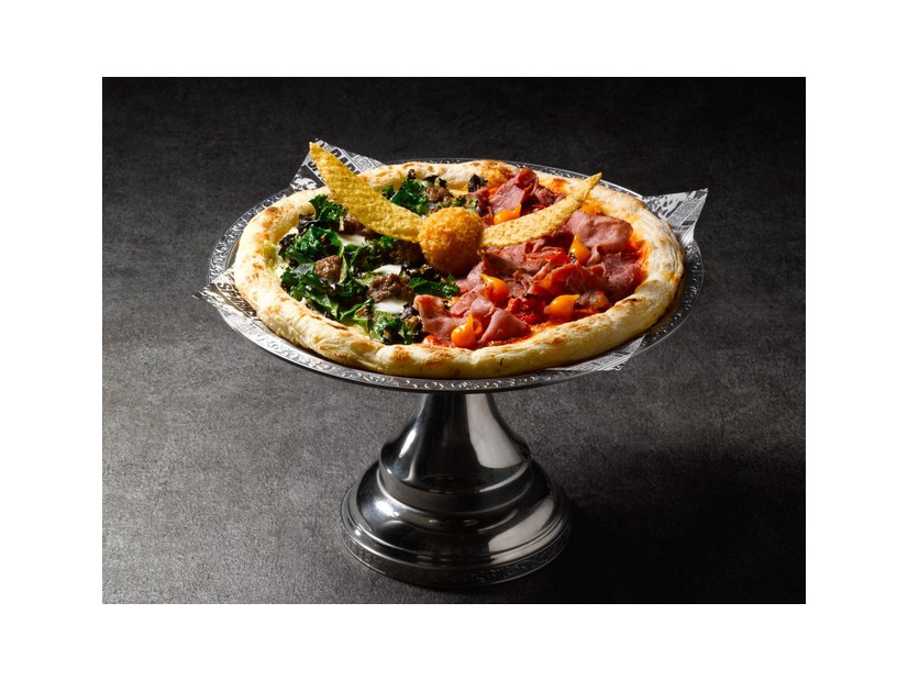 クィディッチピザ ～グリフィンドール VS スリザリン～：¥2,800（税込）／「ホグワーツからの招待状」限定メニュー