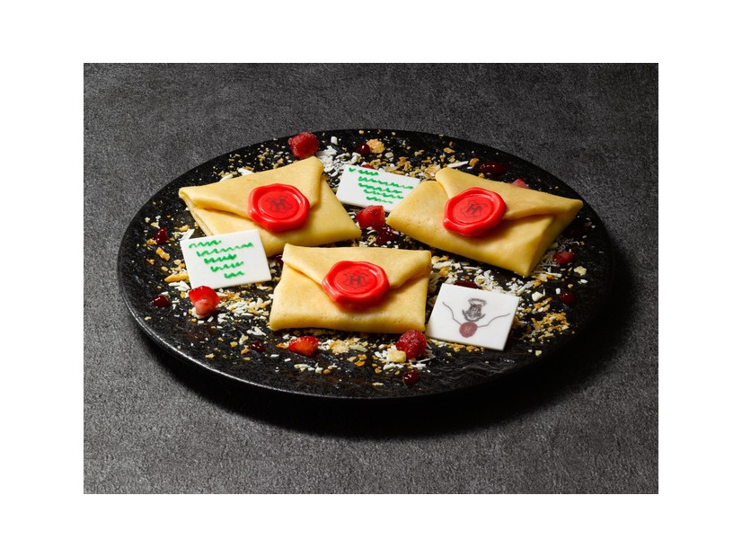 入学許可証のクレープ：¥1,800（税込）／「ホグワーツからの招待状」限定メニュー