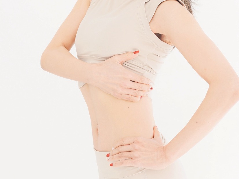 お腹じゃなくて胸だった！ “骨盤マニア”が教える「くびれができる胸ほぐし」がすごい