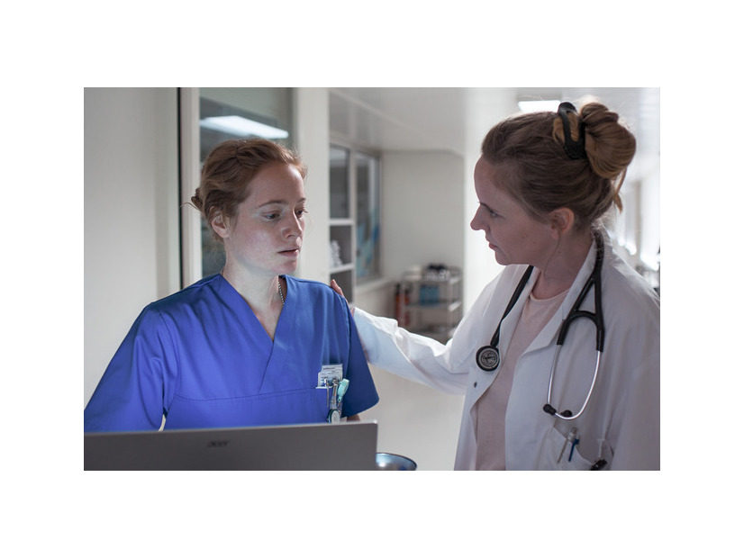 『ナースコール』© 2025 Zodiac Pictures Ltd / MMC Zodiac GmbH