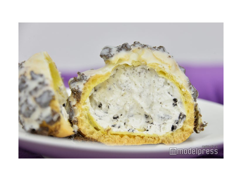 白いブラックサンダー クッキー＆クリームシュー（C）モデルプレス