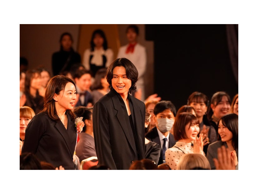 塚原あゆ子氏、松村北斗（C）日本アカデミー協会