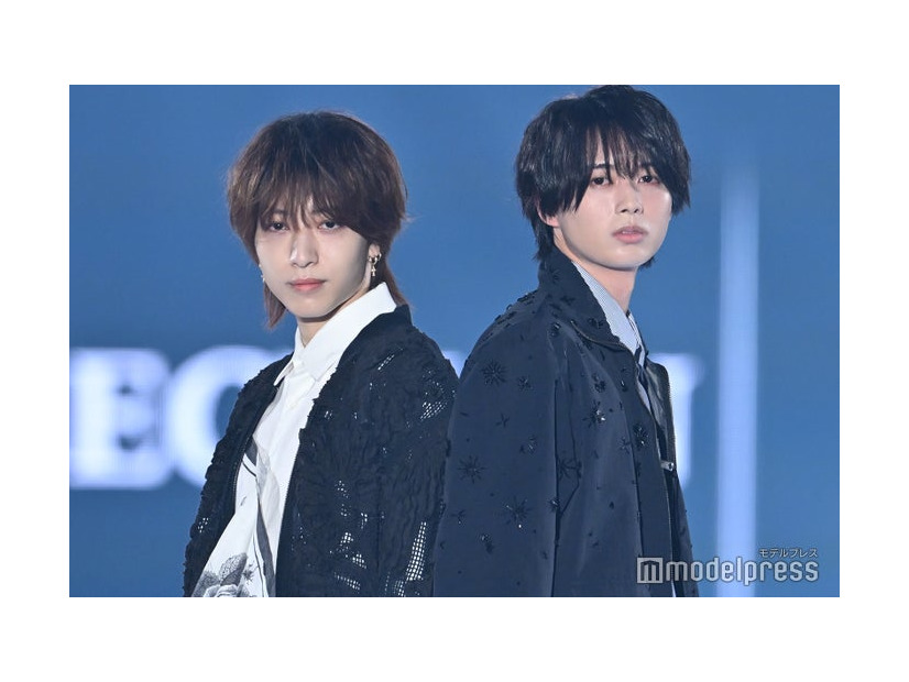 背中合わせの中村嶺亜、井上瑞稀（C）モデルプレス