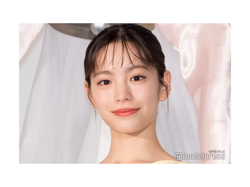 劇場アニメ「パリに咲くエトワール」公開記念舞台あいさつに出席した當真あみ（C）モデルプレス