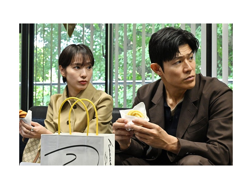 戸田恵梨香、鈴木亮平（C）TBS