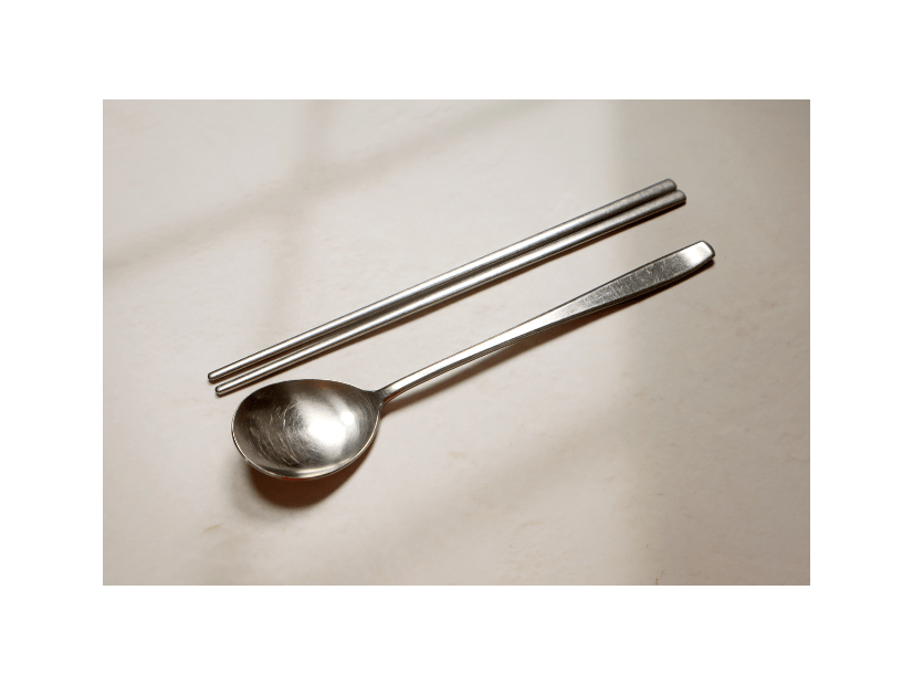 韓国で…お箸で米を食べていると⇒現地の人から“不思議な視線”の嵐！？常識の違いに「合理的」