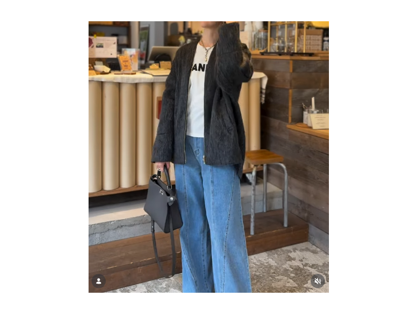 シャギーノーカラーコートが主役。白ロゴＴ×デニムの冬→春スイッチ着こなし【40代の毎日コーデ】