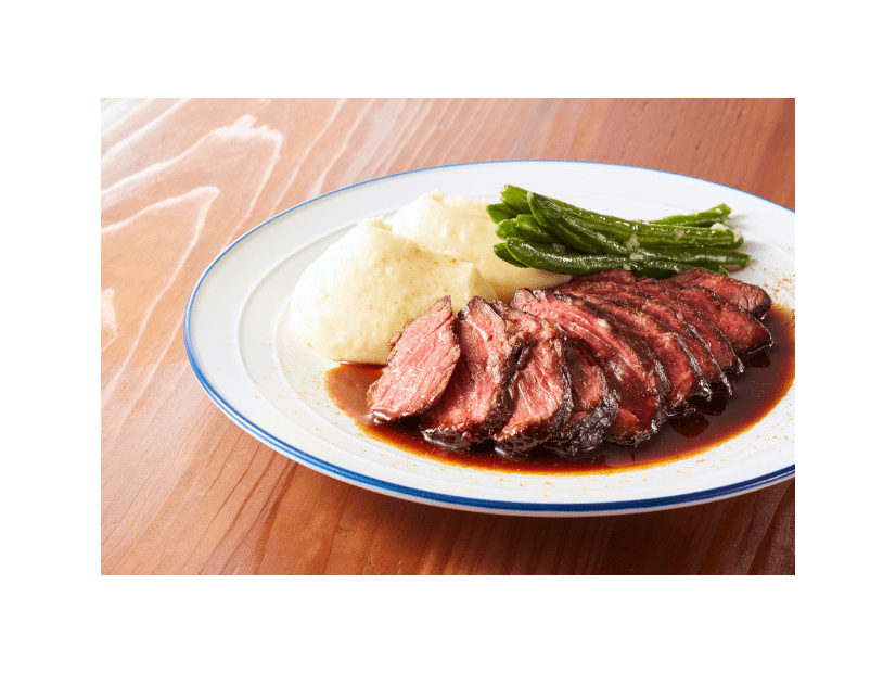 北欧で…ステーキを注文したら衝撃の光景！？肉の下から“予想外の食材”が出現⇒その後の”追い打ち”に「思わず笑った」「もう見たくない」