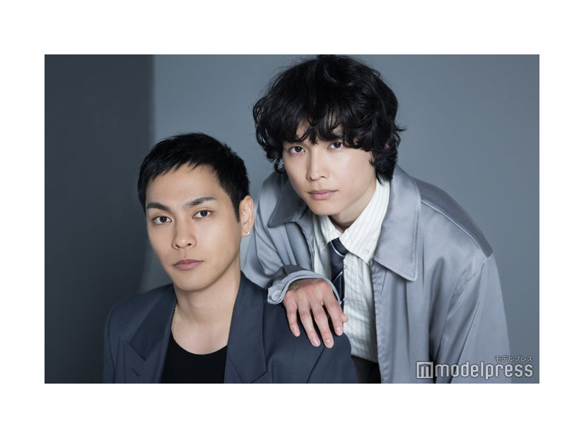 モデルプレスのインタビューに応じた柳楽優弥、松村北斗（C）モデルプレス