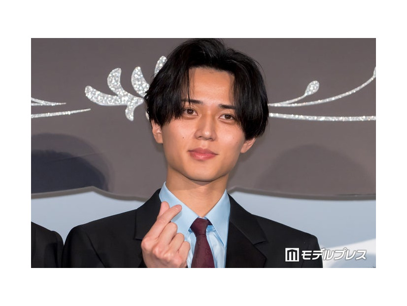 指ハートを決める永瀬廉（C）モデルプレス