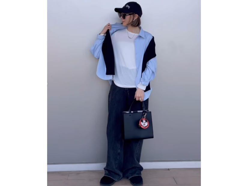 そろそろ【ユニクロ】シアーＴをワードローブに。レイヤードコーデで一気に春感が増す大人のデニムスタイル【40代の毎日コーデ】