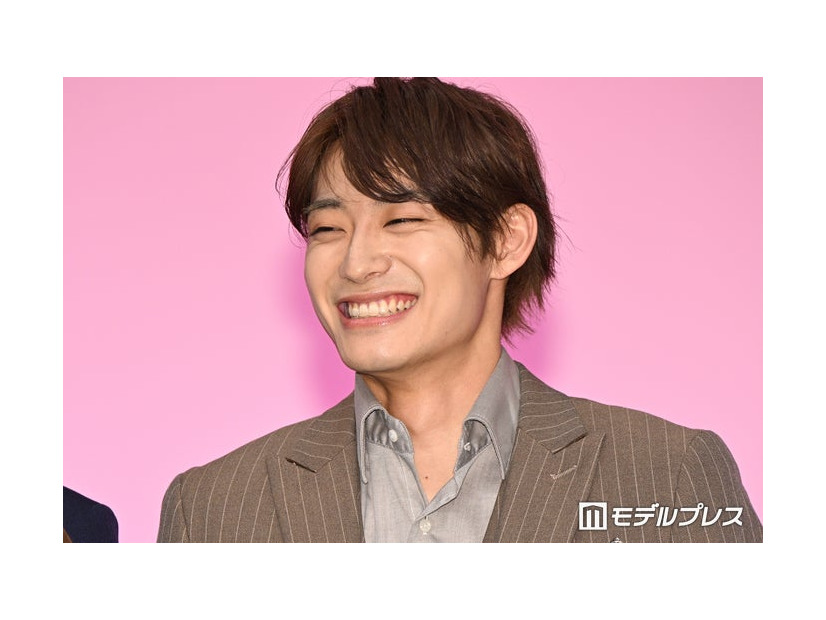 たくさんの女性とのスチール撮影に緊張した髙松アロハ（C）モデルプレス