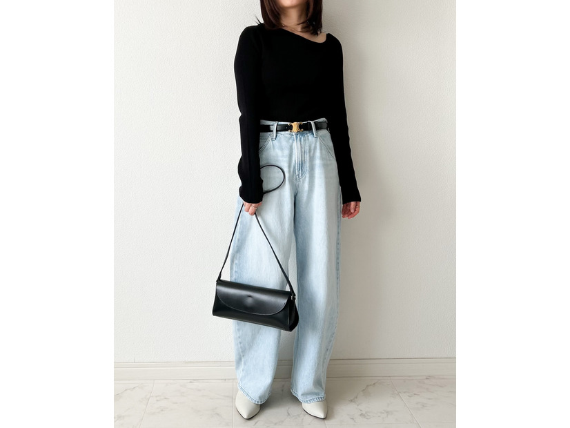 黒トップス×淡いデニム。定番コーデをオシャレ感を出しているのはアシンメトリーな襟元【40代の毎日コーデ】