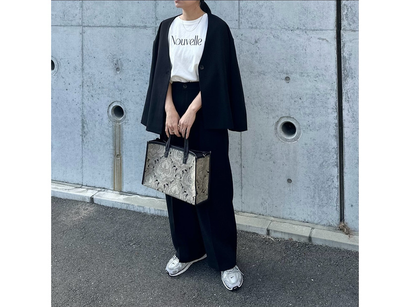 黒のセットアップをスニーカーで崩す。普段使いもオフィスでも映えるクールな着こなし【40代の毎日コーデ】