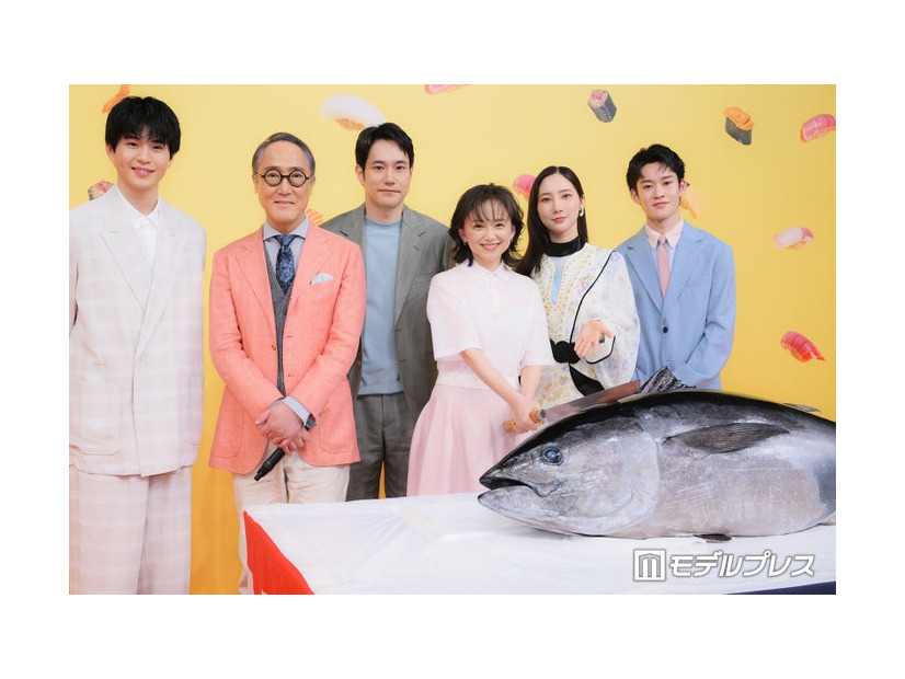 （左から）「時すでにおスシ！？」制作発表会見に出席した中沢元紀、佐野史郎、永作博美、松山ケンイチ、ファーストサマーウイカ、山時聡真（C）モデルプレス