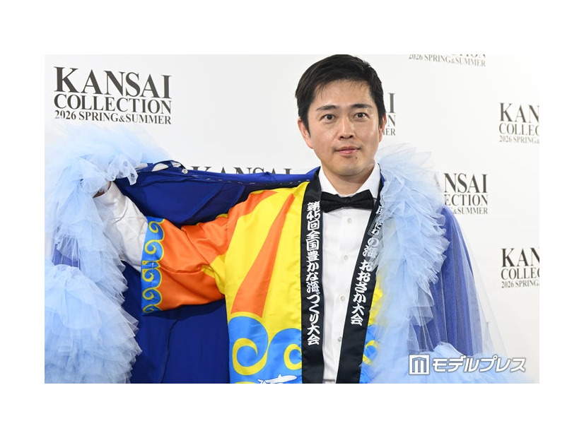 「KANSAI COLLECTION 2026 SPRING＆SUMMER」囲み取材に応じた吉村大阪府知事（C）モデルプレス