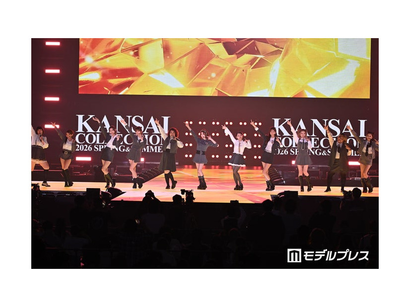 CHANCE GALsとパフォーマンスする川村エミコ、やしろ優、平野ノラ、松浦景子（C）モデルプレス