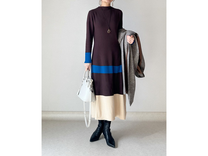 一枚でキマる。カラーラインで魅せる洗練された大人のワンピース術【40代の毎日コーデ】