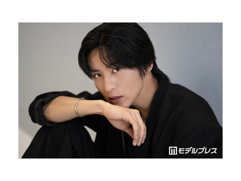 モデルプレスのインタビューに応じた目黒蓮（C）モデルプレス