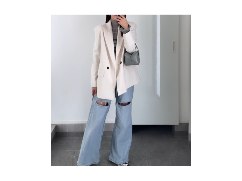 ZARAのオーバーサイズ白ジャケットが主役。×ワイドデニムで作るこなれ感ある春の着こなし【40代の毎日コーデ】