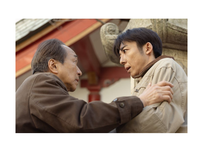 小日向文世、高橋一生「リボーン ～最後のヒーロー～」第1話（C）テレビ朝日