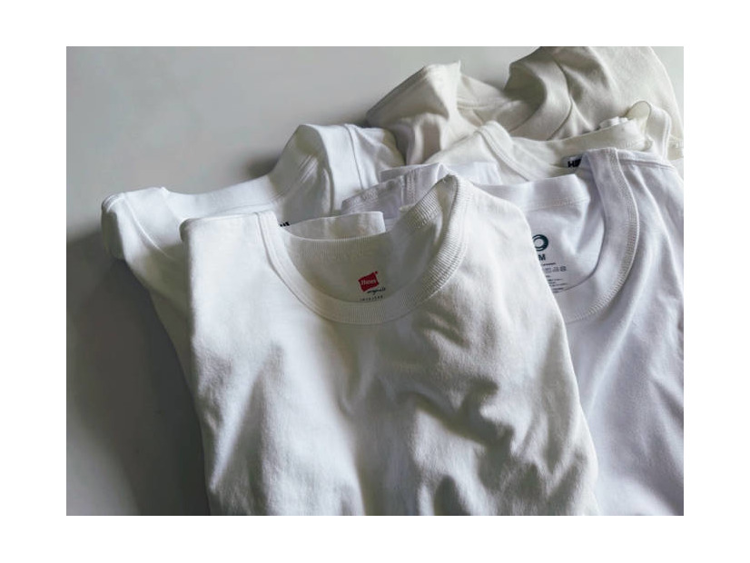 なぜ今、あえて“白T”なのか。究極の普通がカルチャーになる理由