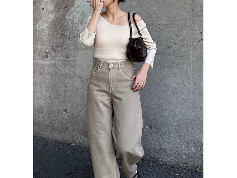 春に挑戦したいニュアンスカラーコーデ。主役トップスを際立たせるならデニムはベージュ系をセレクトして【40代の毎日コーデ】