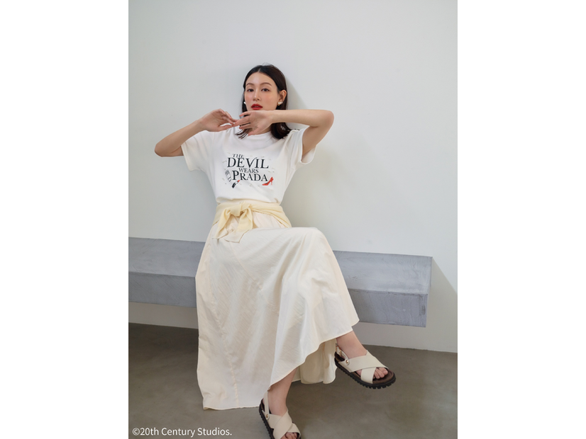Skirt＆Pullover 　¥27,500　Sandals ¥16,500『プラダを着た悪魔』Stola.別注Tシャツ© 2025 20th Century Studios.
