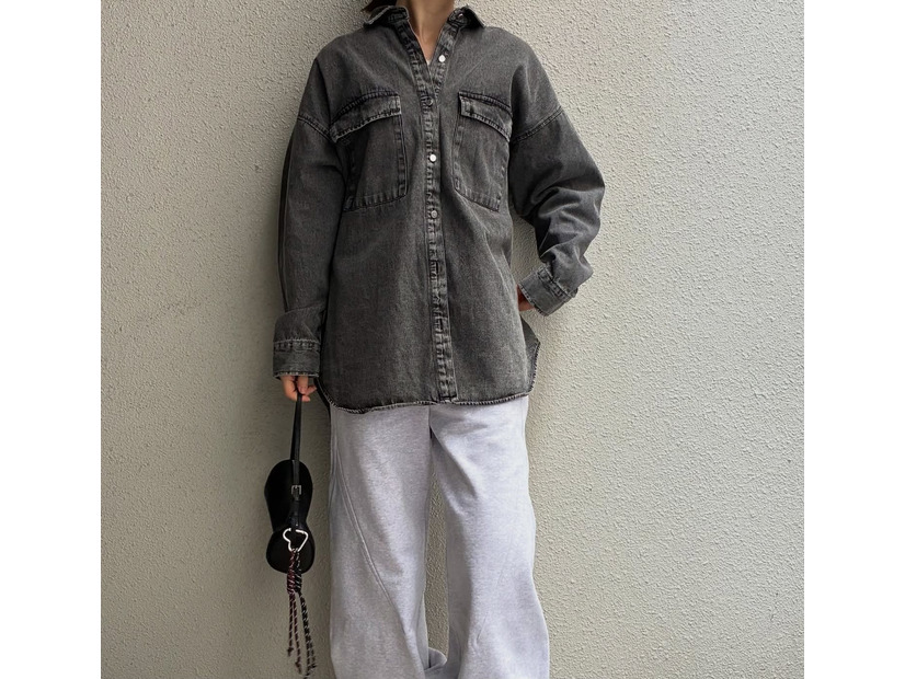 今、頼れる【デニムシャツジャケット】。グレーカラーなら、大人っぽさとカジュアル感を兼ね備えた雰囲気に【40代の毎日コーデ】