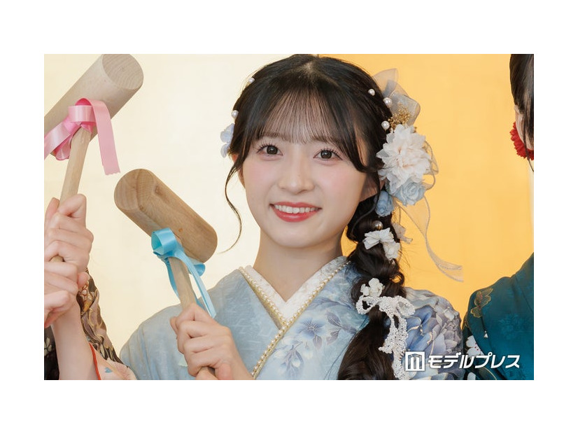 AKB48メンバー「どっちが私かはわかりません」双子妹との幼少期ショット公開「ポーズがシンクロしすぎてる」「本当にそっくり」と反響