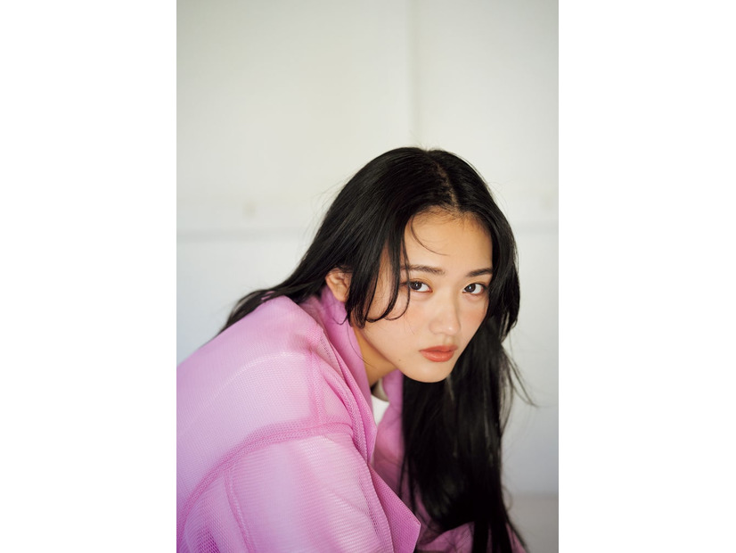 山崎天：撮影／HIROKAZU　スタイリング／武久真理江　ヘアメイク／田村直子　デザイン／松本麻実（GROSVENOR design.）
