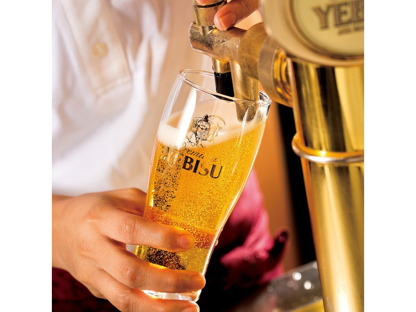 〈エントランスパビリオン・時計広場 1F〉YEBISU BAR STAND／ヱビスビール各種 790円～