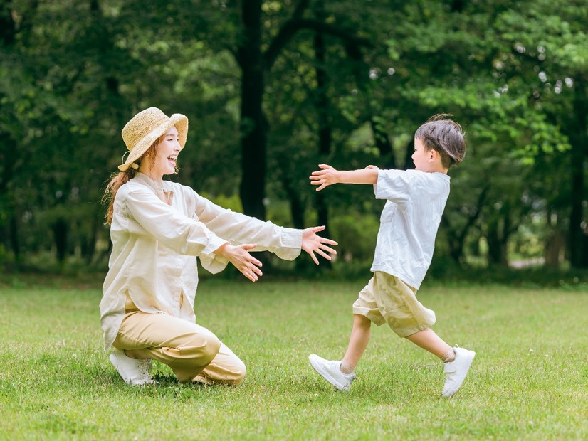 子どもの自立を妨げる「心のへその緒がつながっている」状態とは？母親が越えがちな「心の距離感」の保ち方【公認心理師が解説】