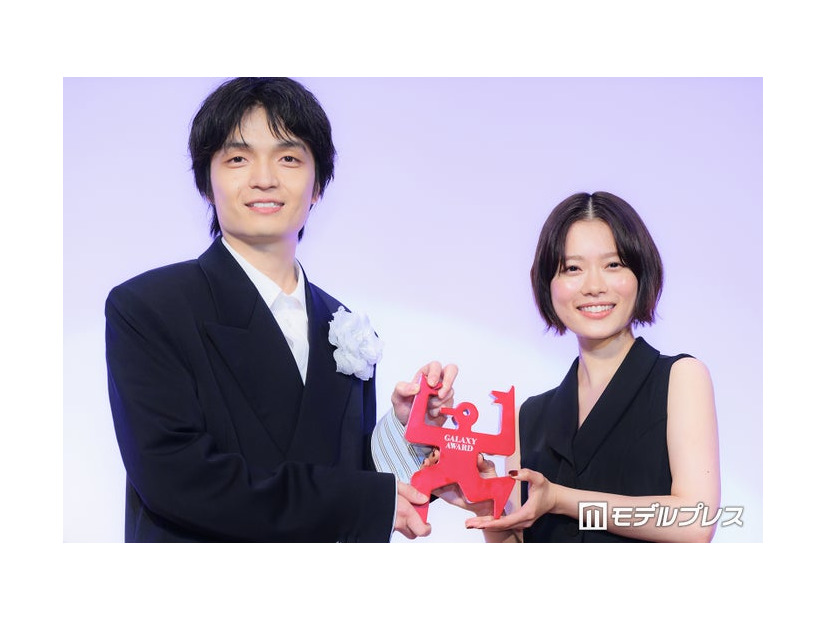 テレビ部門個人賞を受賞した岡山天音、サプライズ登場した杉咲花（C）モデルプレス