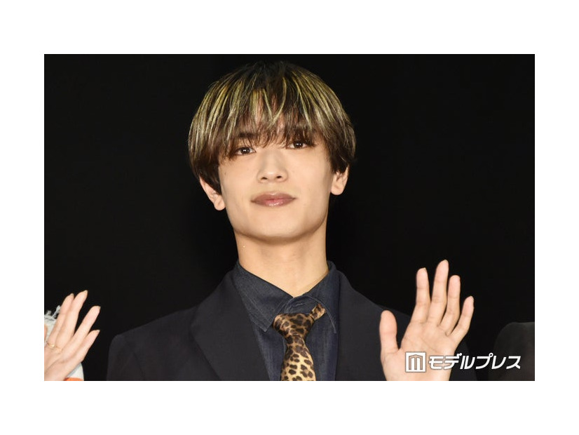 大橋和也の金髪メッシュを引き継いでみたが髪がチリチリになった高橋恭平（C）モデルプレス