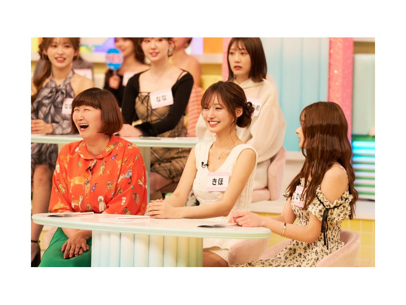 忘れられない恋を明かした川村エミコ（左）と恋愛経験豊富な美女たち（提供写真）