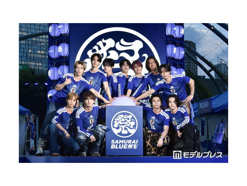 イベントに出席したJI BLUE（上段左から）金城碧海、佐藤景瑚、佐野雄大、河野純喜、高塚大夢、池崎理人、與那城奨（下段左から）後藤威尊、白岩瑠姫、河野純喜、西洸人、川西拓実（C）モデルプレス