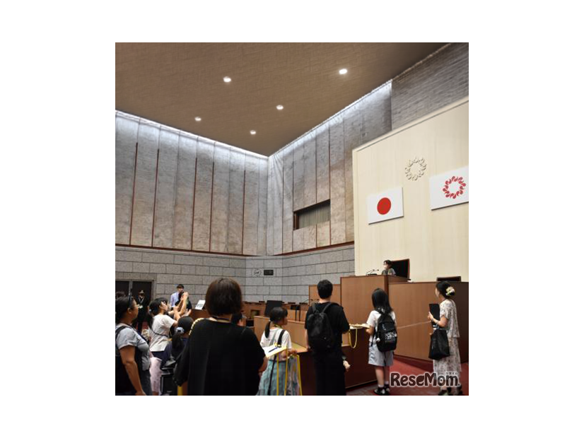 夏休み親子参加イベント「議事堂見学会と投票体験」