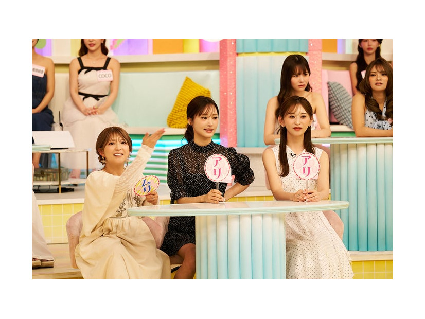 （左から）スタジオ驚きの恋愛エピソードを明かした矢口真里、恋愛経験豊富な女子・きほ、きこ（提供写真）