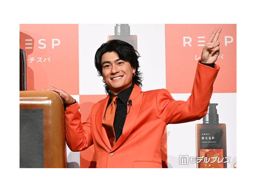記者に「ここまで（左手が）行きますよ！」と画角の確認をしていた森本慎太郎（C）モデルプレス