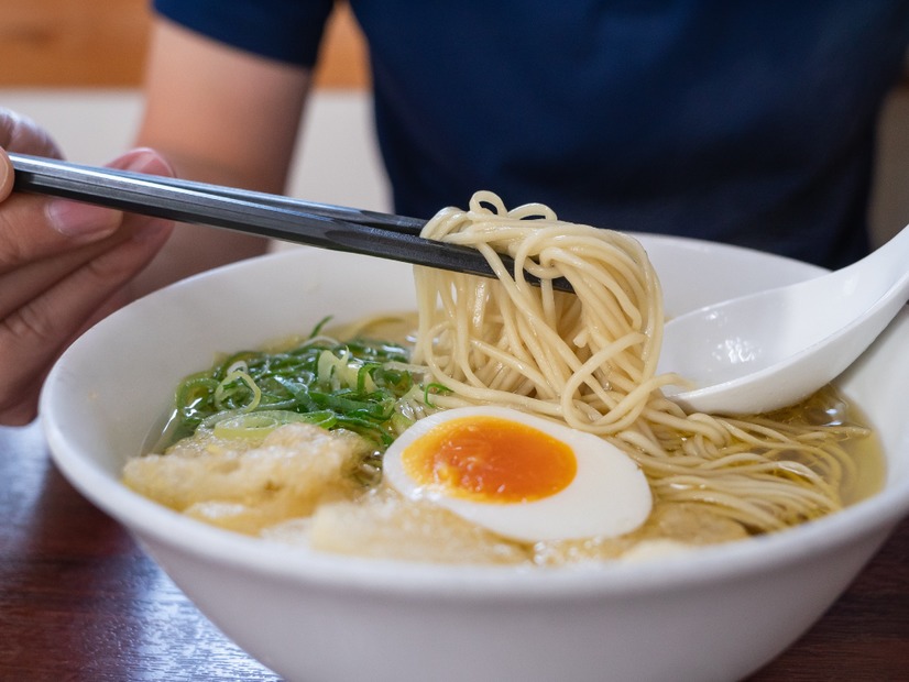 ラーメンに卵をプラス！宅配ピザに好きなトッピング…だけで、疲れた心が回復するって本当？みんながやってる、いつものご飯を「特別版」にする“プチ工夫”