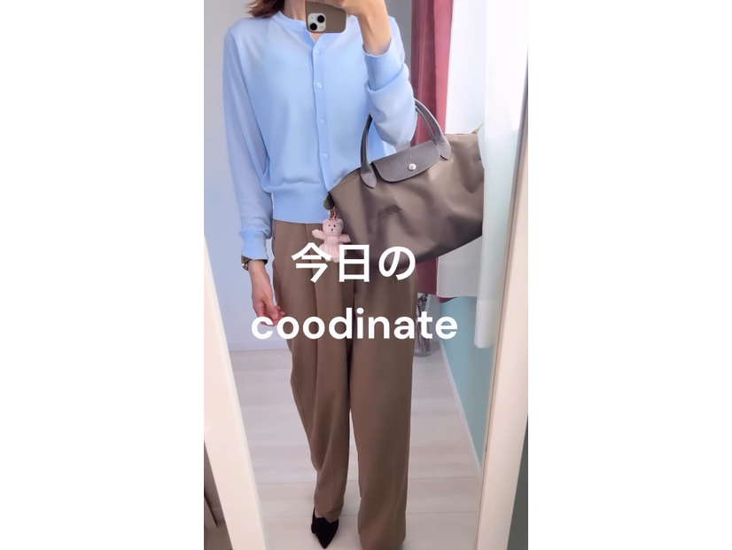 ライトブルーの【ユニクロ】シアーカーデが涼しく爽やか。タックワイドパンツ合わせで夏の通勤コーディネートが完成【40代の毎日コーデ】