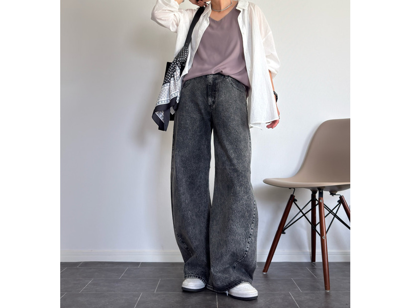 夏のモノトーンはダークグレーで軽めに。【GU】バレルジーンズを取り入れた脚長見えコーデ。【40代の毎日コーデ】