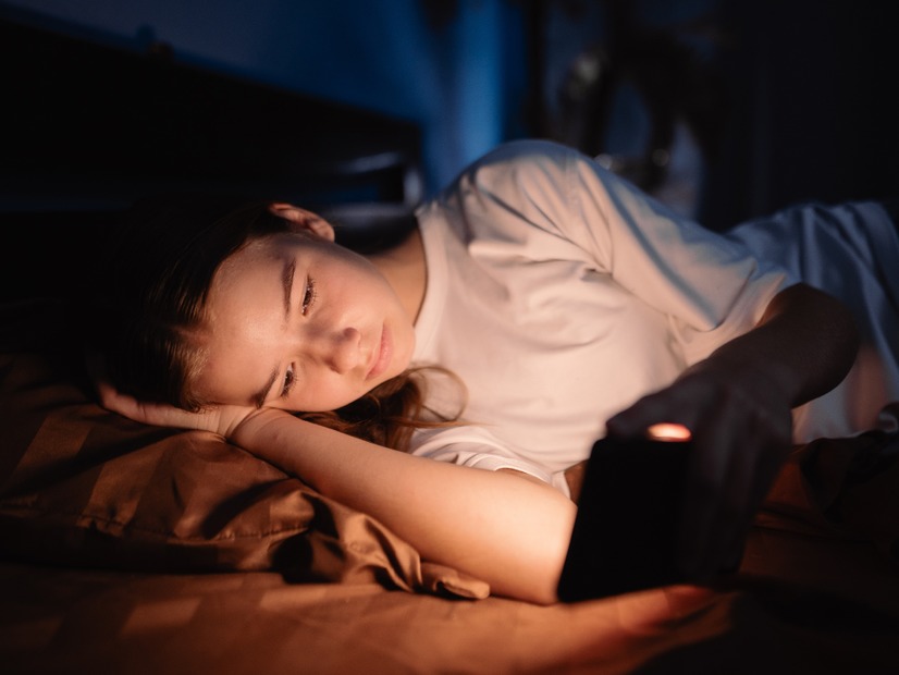 疲れているのに寝つけない、頭が休まらない…そんな日々のモヤモヤを整える「夜のAI習慣」って？【脳科学者がくわしく解説】