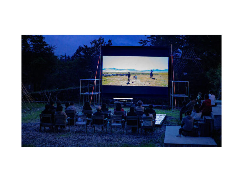 富士山麓に常設アウトドアシネマ「Yamanaka Cinema」誕生　再エネ100％で山中湖の夜に映画体験